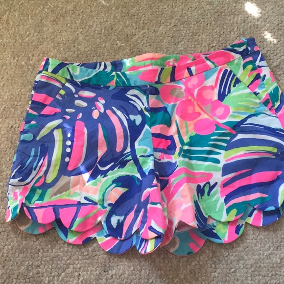 Lilly Pulitzer scalloped shorts. Size 2. - Picture 2 of 5
